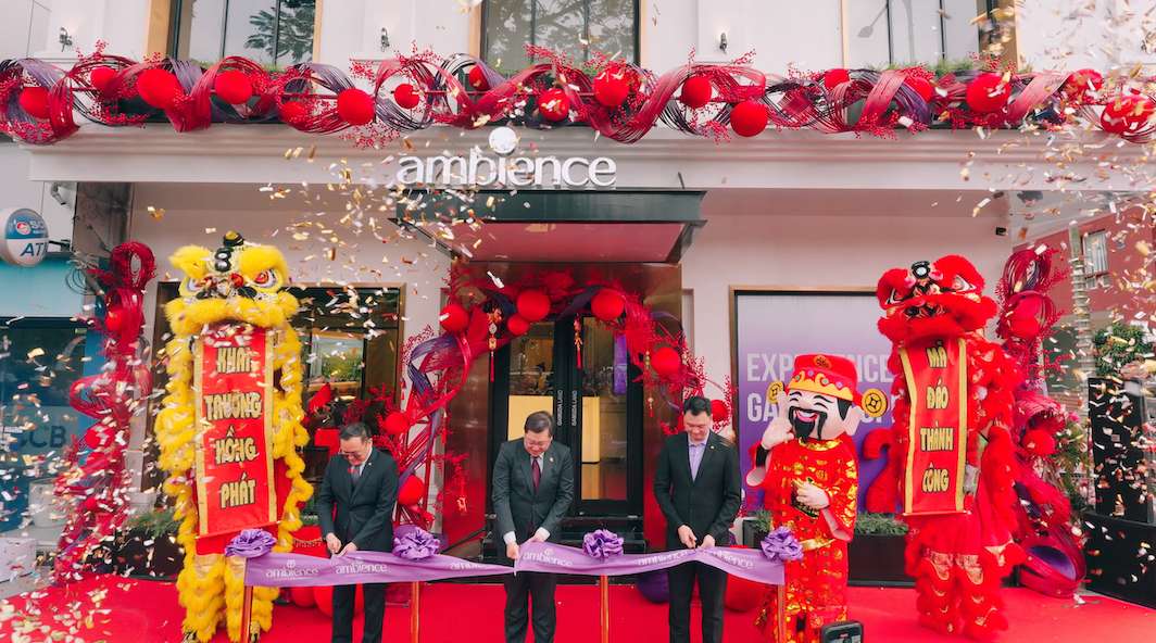 Ngài Dato' Tan Yang Thai - Đại sứ Đặc mệnh toàn quyền Malaysia tại Việt Nam thực hiện nghi thức cắt băng khánh thành cùng Ban lãnh đạo Gamuda Land Việt Nam. Ảnh: Gamuda 