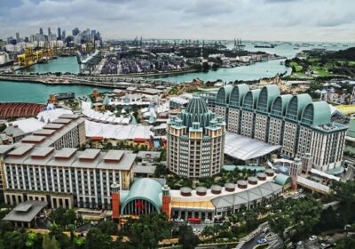 Những điểm đến như đảo Sentosa hay Disneyland luôn thu hút dòng khách và dòng tiền quanh năm.